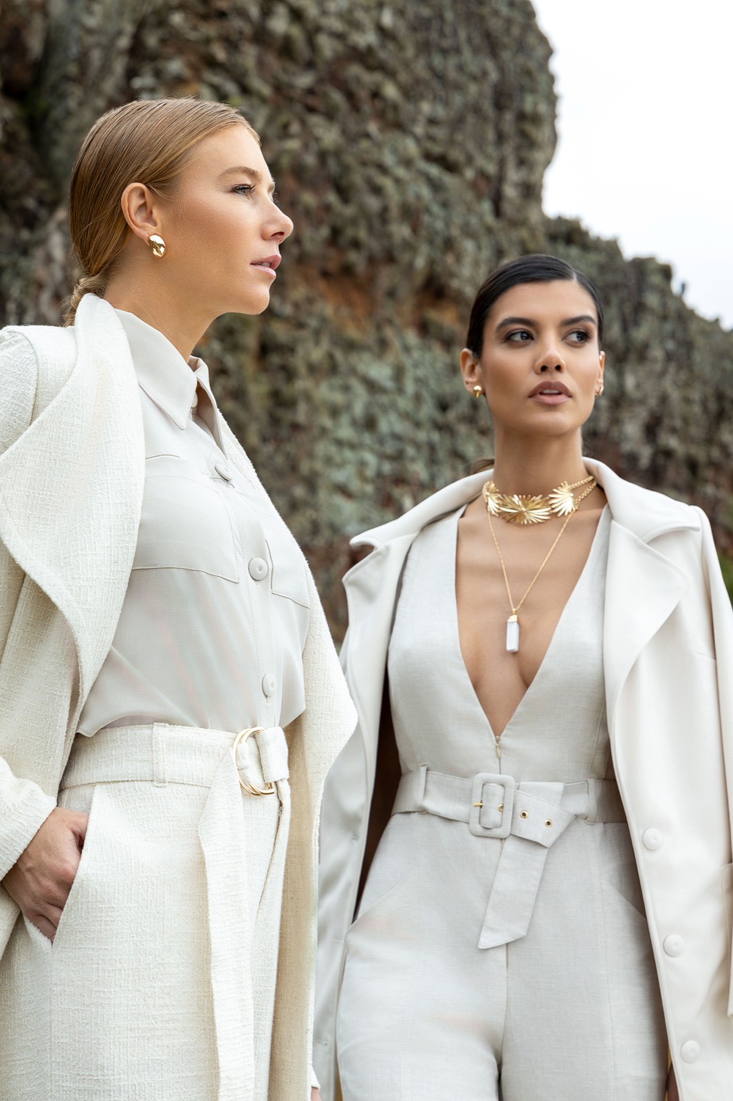 Duas modelos de alfaiataria branca em campanha de moda